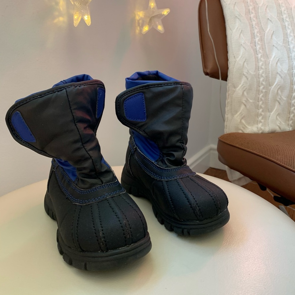 Snow boots size 10, blue & black Velcro